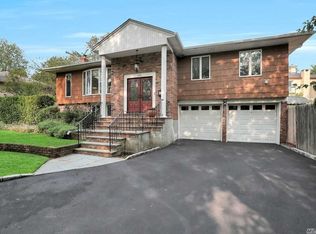 104 Crescent Dr, Albertson, NY 11507