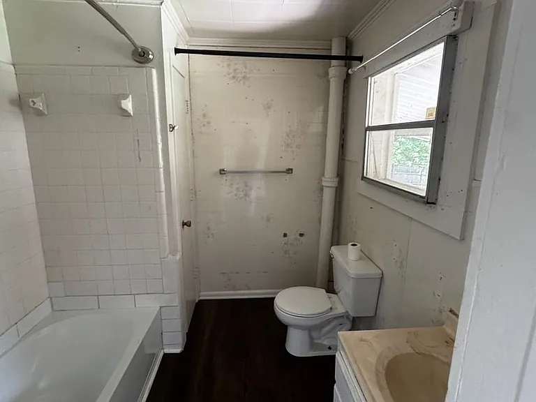 833 Kings Rd — Photo 42