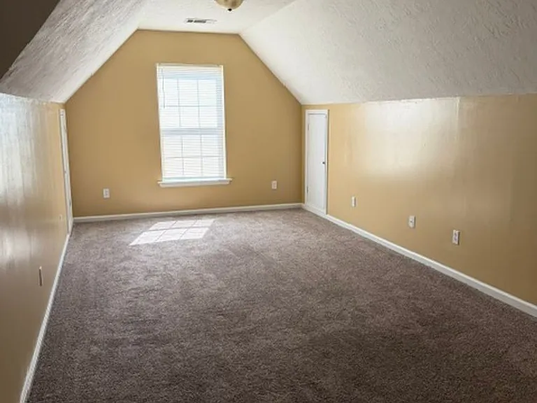 1832 Heathers Way — Photo 3
