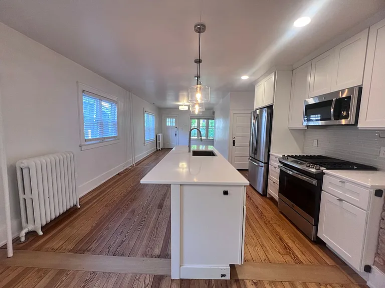 748 Crescent St NE — Photo 3