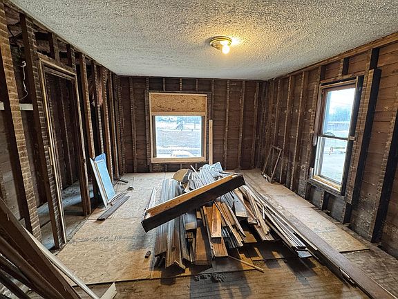 4th image of 223 Hedges St