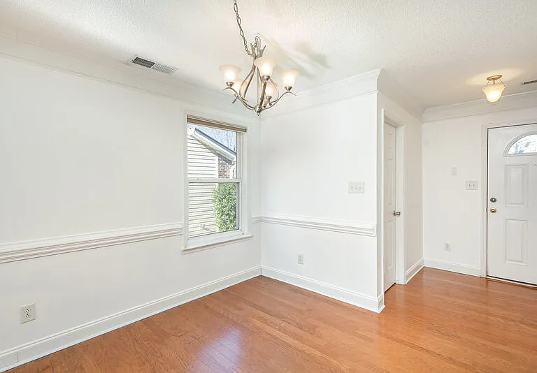 13716 Riding Hill Ave — Photo 4