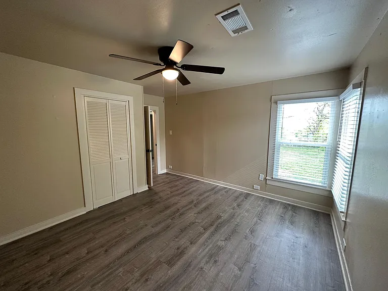 1213 W Walker St — Photo 22