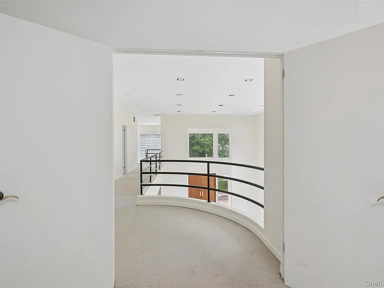 67 Parkway Dr — Photo 32