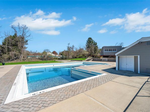 3 Peacock Path, Coram, NY 11727