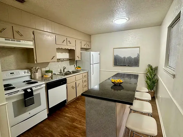 South Castle Apartments — Photo 30