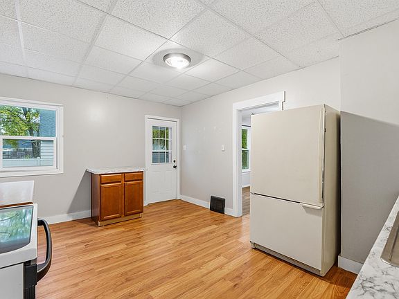 4th image of 479 Walker St