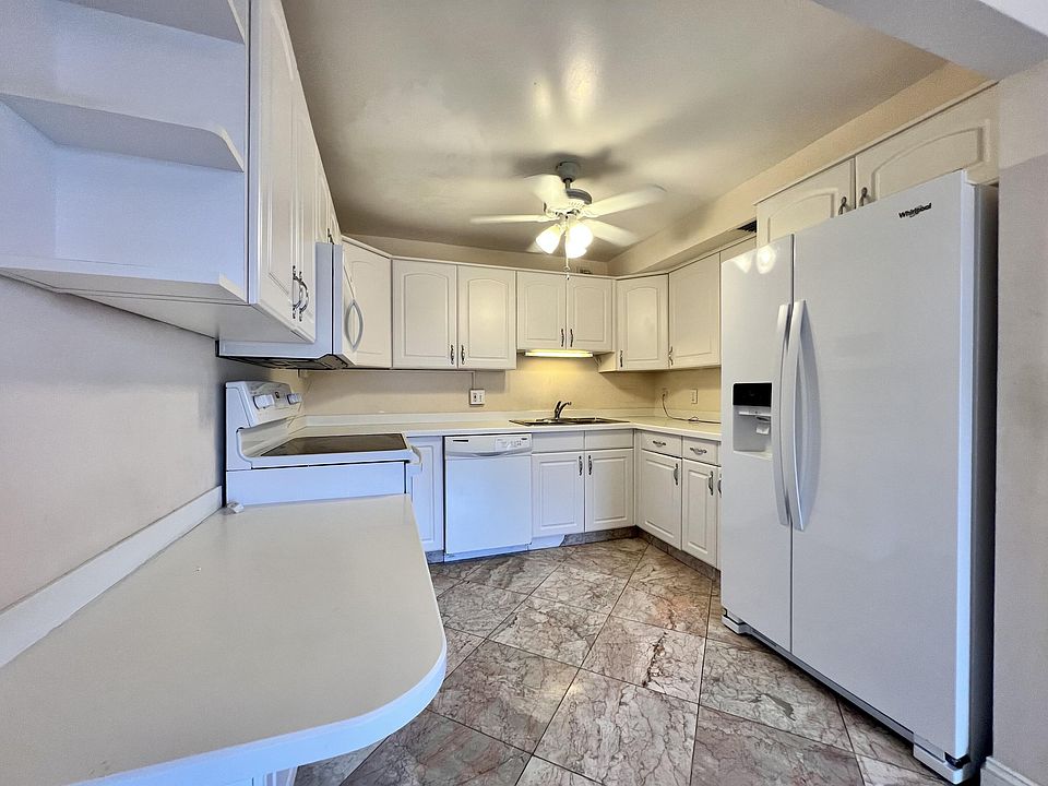 1st image of 302 Wellington Dr E #L
