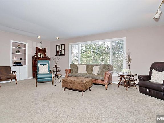 5th image of 374 Annette Ct