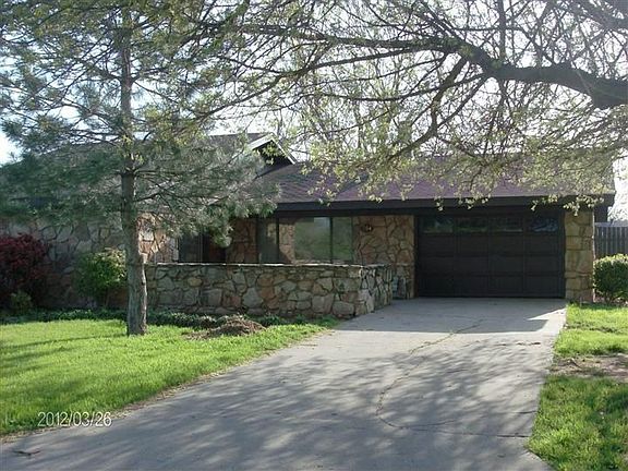 2nd image of 204 Lakeview Dr