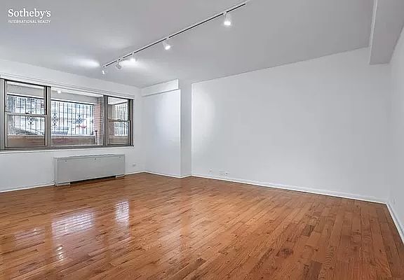 5th image of 75 E End Ave APT 1L