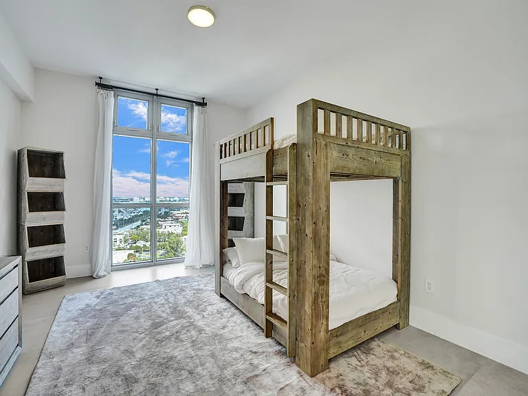 17301 Biscayne Blvd — Photo 34