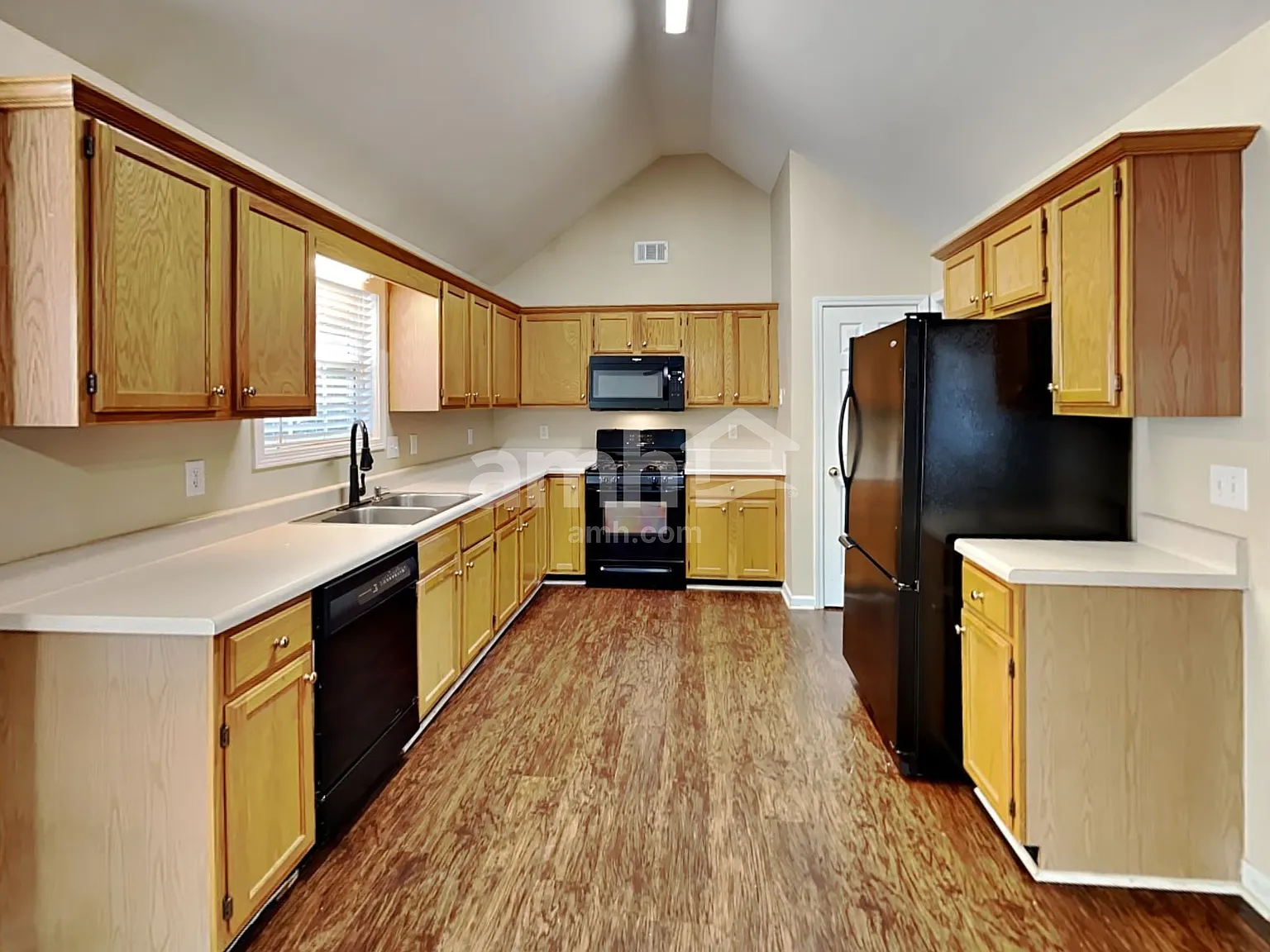 3 bed, 2.0 bath, 1440 sqft, $2,175 — Photo 3