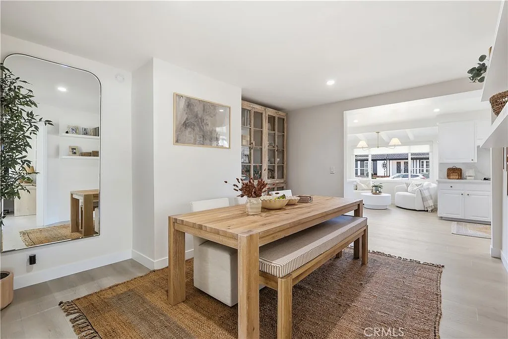 3 bed, 2.5 bath, 2135 sqft, $9,500 — Photo 3