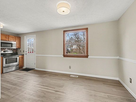 4th image of 3060 Featherstone Dr