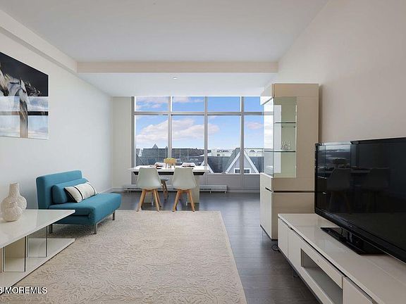 2nd image of 20 Melrose Ter #502