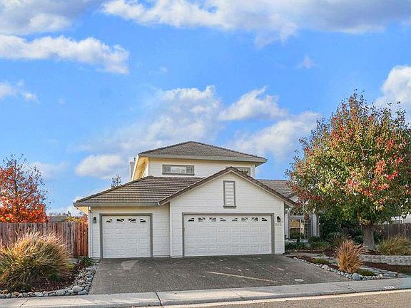 4th image of 352 Emerald Oak Dr