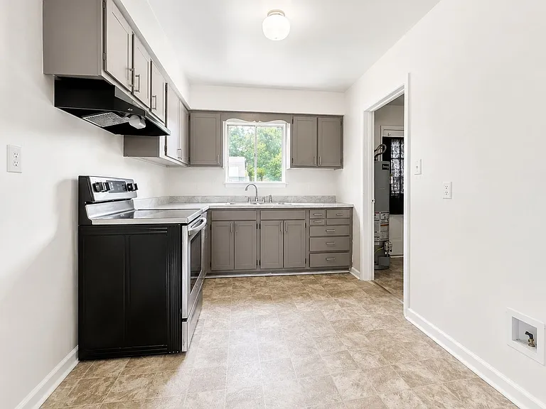 501 S 6th St — Photo 5