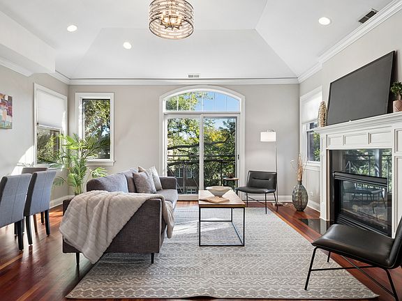 4th image of 1514 W Victoria St #3