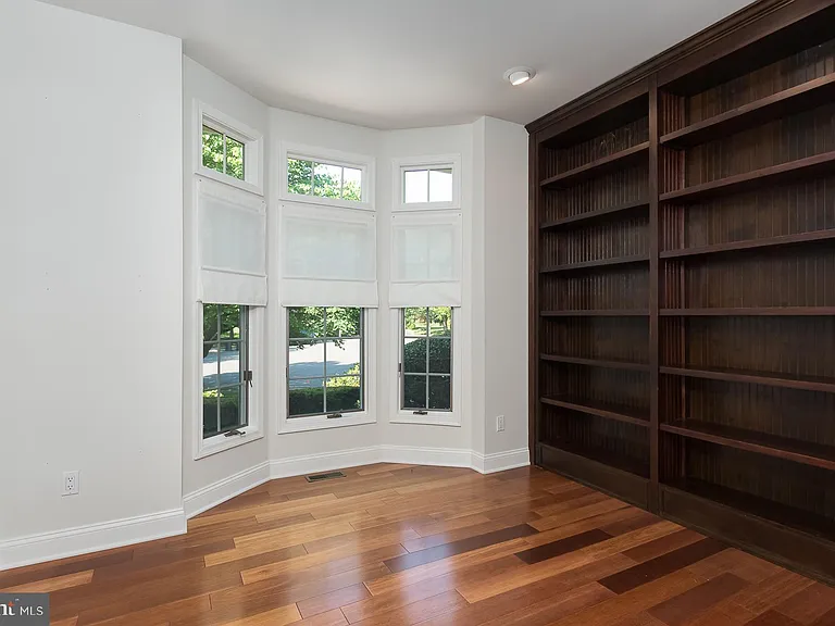 30 Leicester Ct — Photo 4