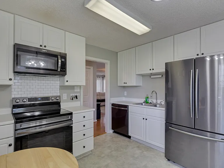 231 Parkview Ct — Photo 3
