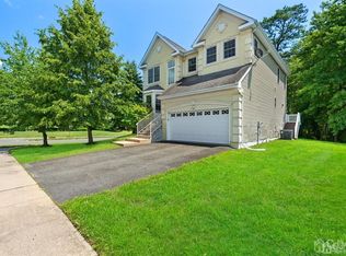 1 Tiffany Ct, Old Bridge, NJ 08857
