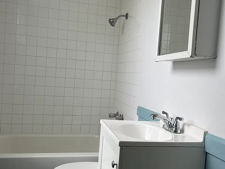 321 E 10th St #10 — Photo 5