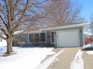 1143 Crestmore Way, Mason City, IA 50401