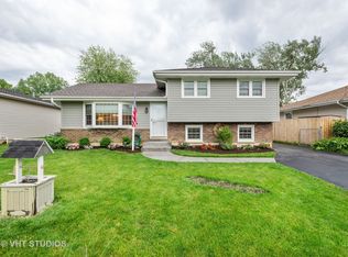 1N321 Darling St, Carol Stream, IL 60188