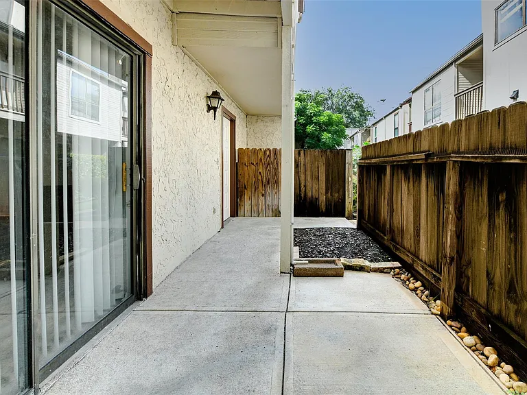 3915 Tanglewilde St #3915 — Photo 19