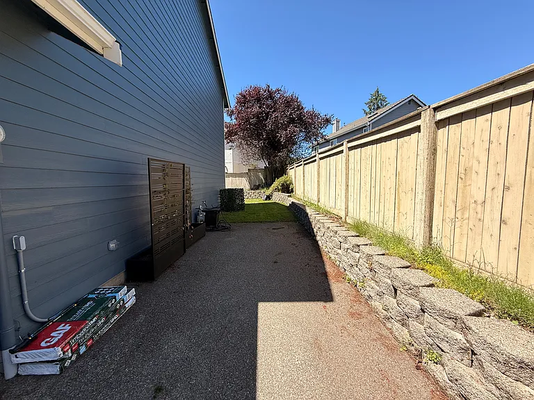 Vancouver Dr NE — Photo 28