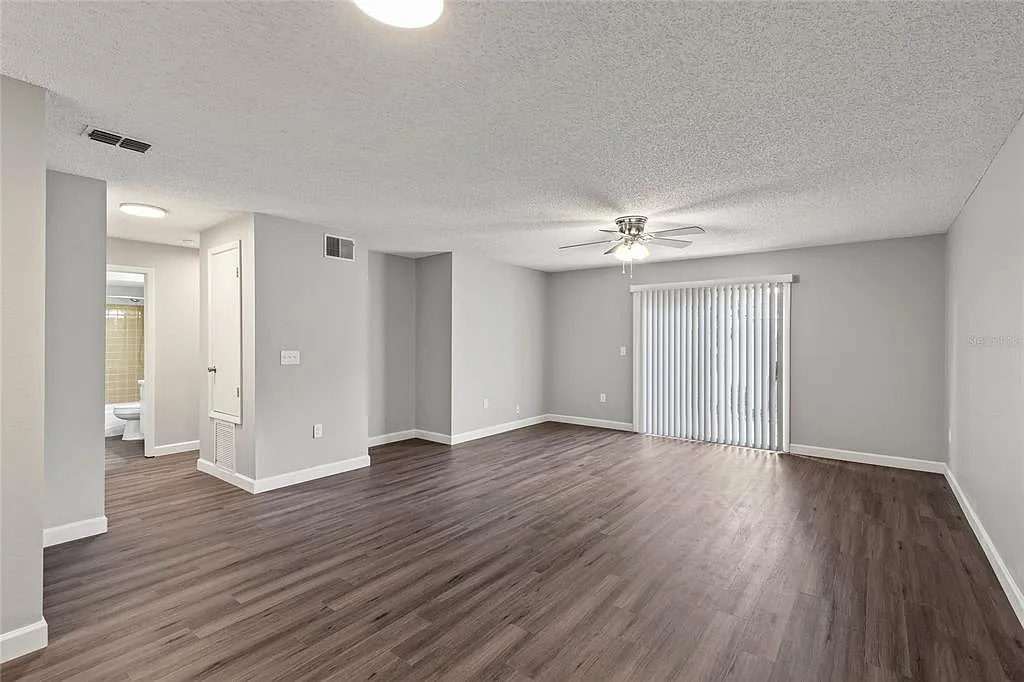 2 bed, 2.0 bath, 934 sqft, $1,649 — Photo 4