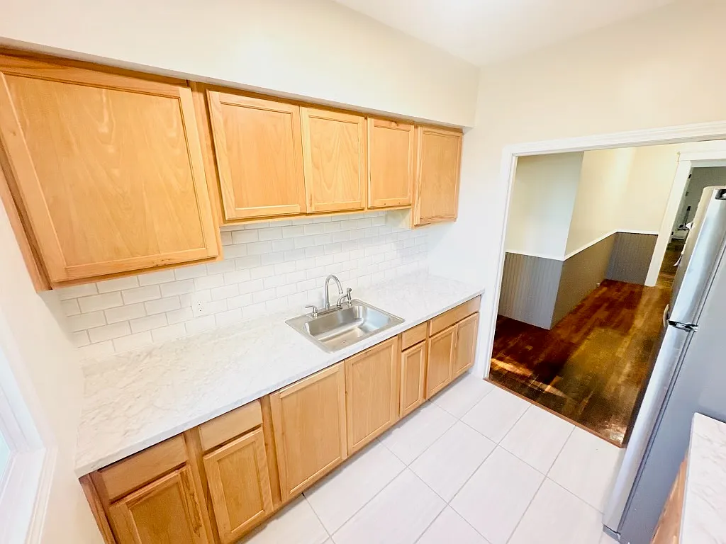 4 bed, 1300 sqft, $2,600 — Photo 3