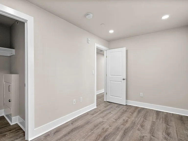 725 20th St NE — Photo 26