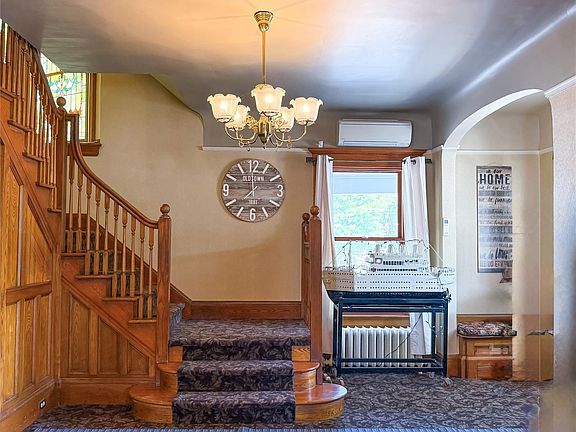 5th image of 215 Maple Avenue