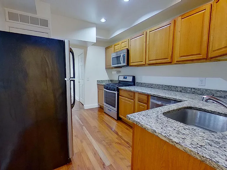 412 S Eaton St — Photo 2
