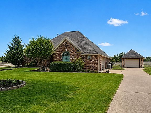 2nd image of 1908 Meadow Springs Dr