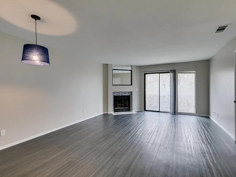 810 N Sloan Ln #103 — Photo 4