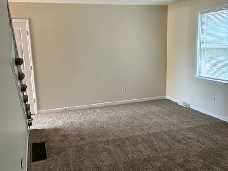 481 Woodview Dr — Photo 4