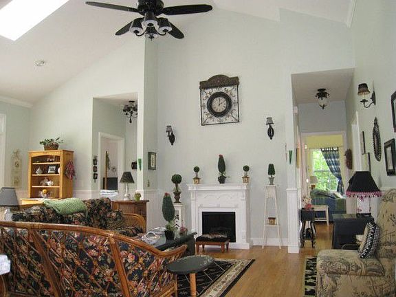 5th image of 130 Whitman Ct