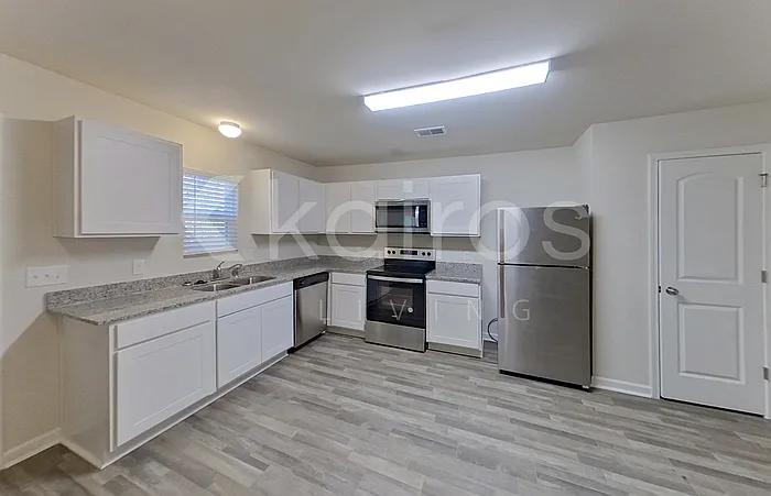 4 bed, 3.0 bath, 2010 sqft, $2,045 — Photo 4
