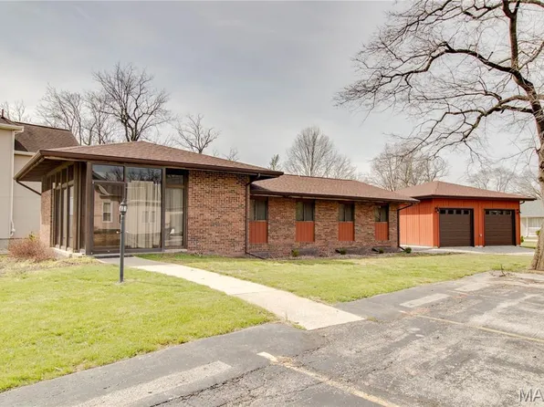 238 N High St, Carlinville, IL 62626