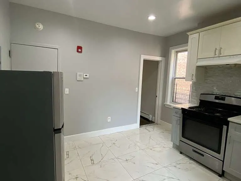 114 Maple St #3L — Photo 7