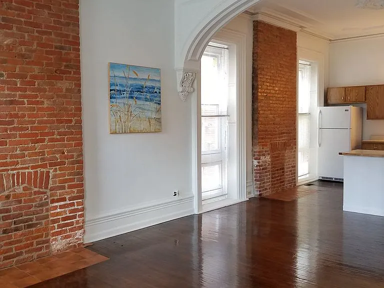 312 W 9th St — Photo 2