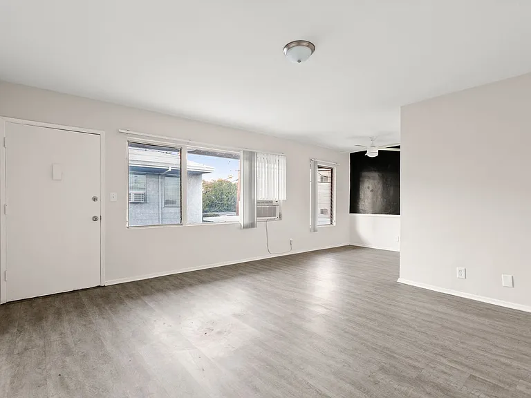 1042 Stanley — Photo 14