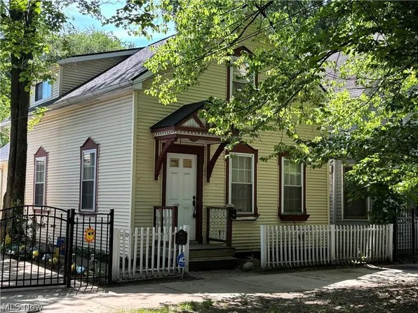 2581 W 11th St, Cleveland, OH 44113