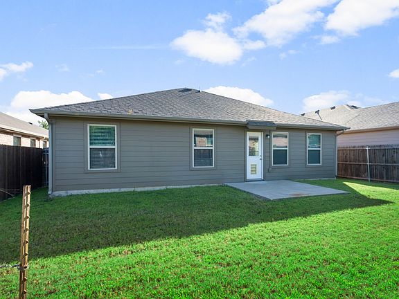 3rd image of 806 Meadow Wood Ln
