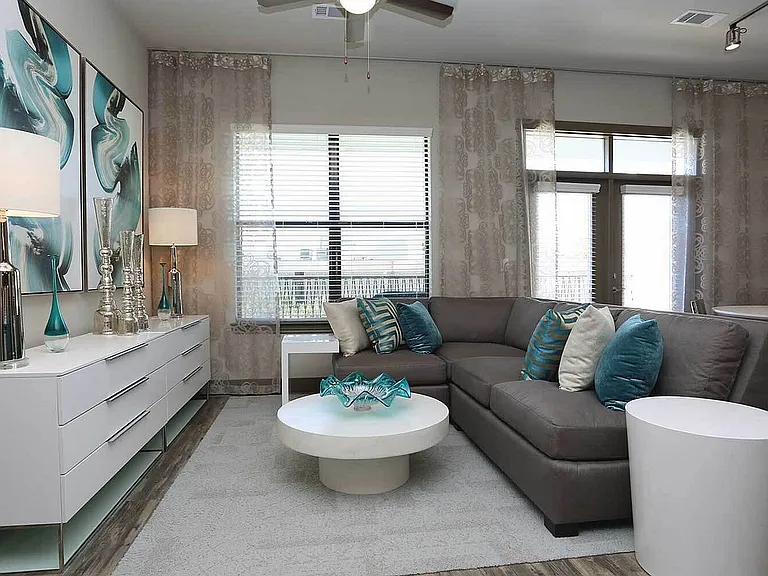 Pearl_Washington_model-b5_living-1