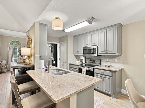 5th image of 1639 Catherine St