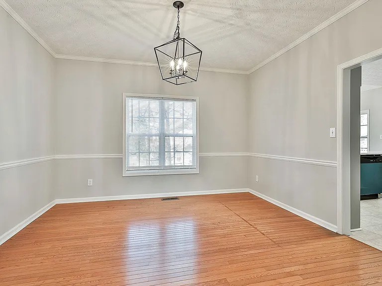 105 Edgemoore Ln — Photo 13